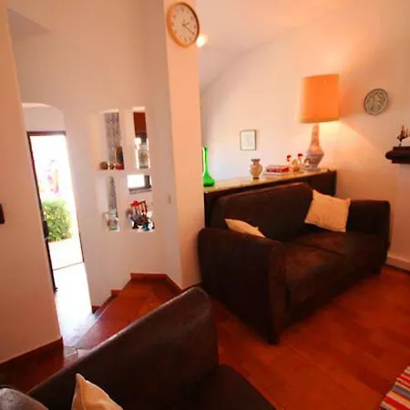 Villa Sleeps 6 T607918 *